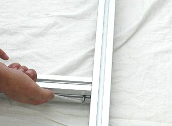 六角レンチを持ち、手で回して進まなくなる程度になるまで締めます