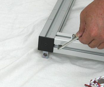 ボルトで締めます