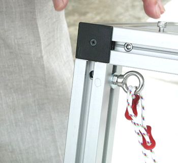 反対側も同様にフレームを挿入します