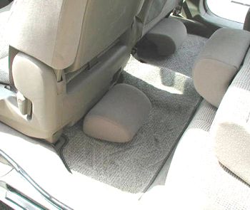 後部にヘッドレストを置きます