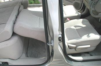 運転席を後方に倒します
