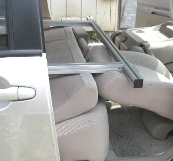 リアフレームをに後部席に置きます。運転席側面画像
