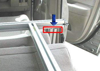 センターフレームの運転席側に脚を挿入します