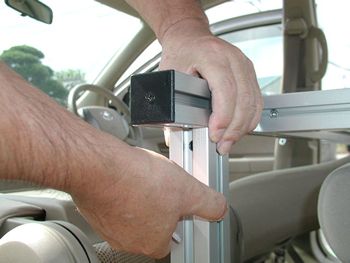 センターフレームの助手席側に脚を挿入された状態です