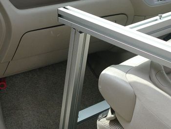 フロントのベッドと脚を組立てます。脚を挿入します。