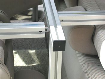 リア・センターフレームとフロントフレームを組立てます。