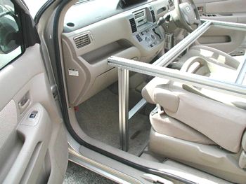 運転席側フロントのベッド部と脚部をボルトで締めます