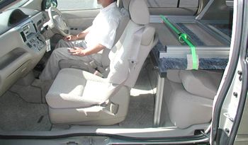 車内での組立てを行います