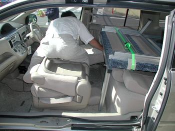 運転席を倒します。フレームを持ち上げて運転席のシートを入れます