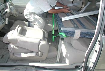 フロントフレームの脚を運転席に移動させます