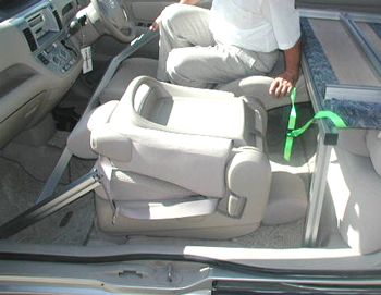 フロントフレームの脚を運転席にのスペースにおきます