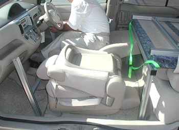 運転席側のボルトも外します