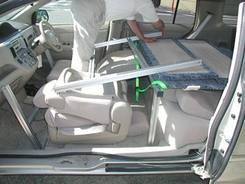 運転席側のボルトを外します