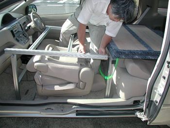 センタフレームとフロントフレームを結合して仮止めします