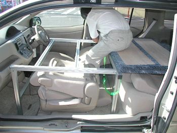 運転席側のセンタフレームとフロントフレームを結合して仮止めします