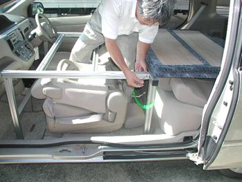 センターフレームを本締めします<br />助手席側・運転席側のボルトを本締めをします