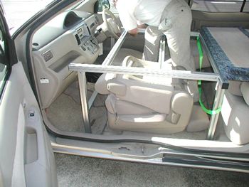 脚部の運手席側・助手席側のボルトを本締めします