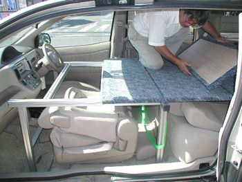 奥のマットをフロントフレームに、はめ込みます