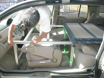 フロントフレームの脚部より運転席をボルトを外します