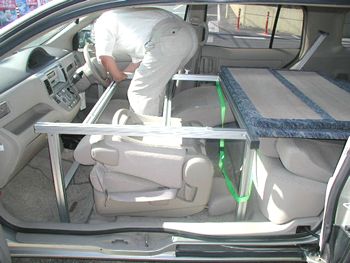 フロントフレームの脚部より助手席をボルトを外します。
