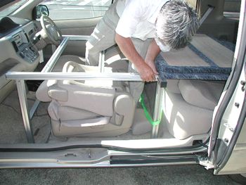 センターフレームより運転席のボルトを外します