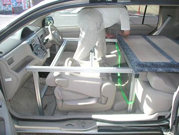 センターフレームより助手席のボルトを外します